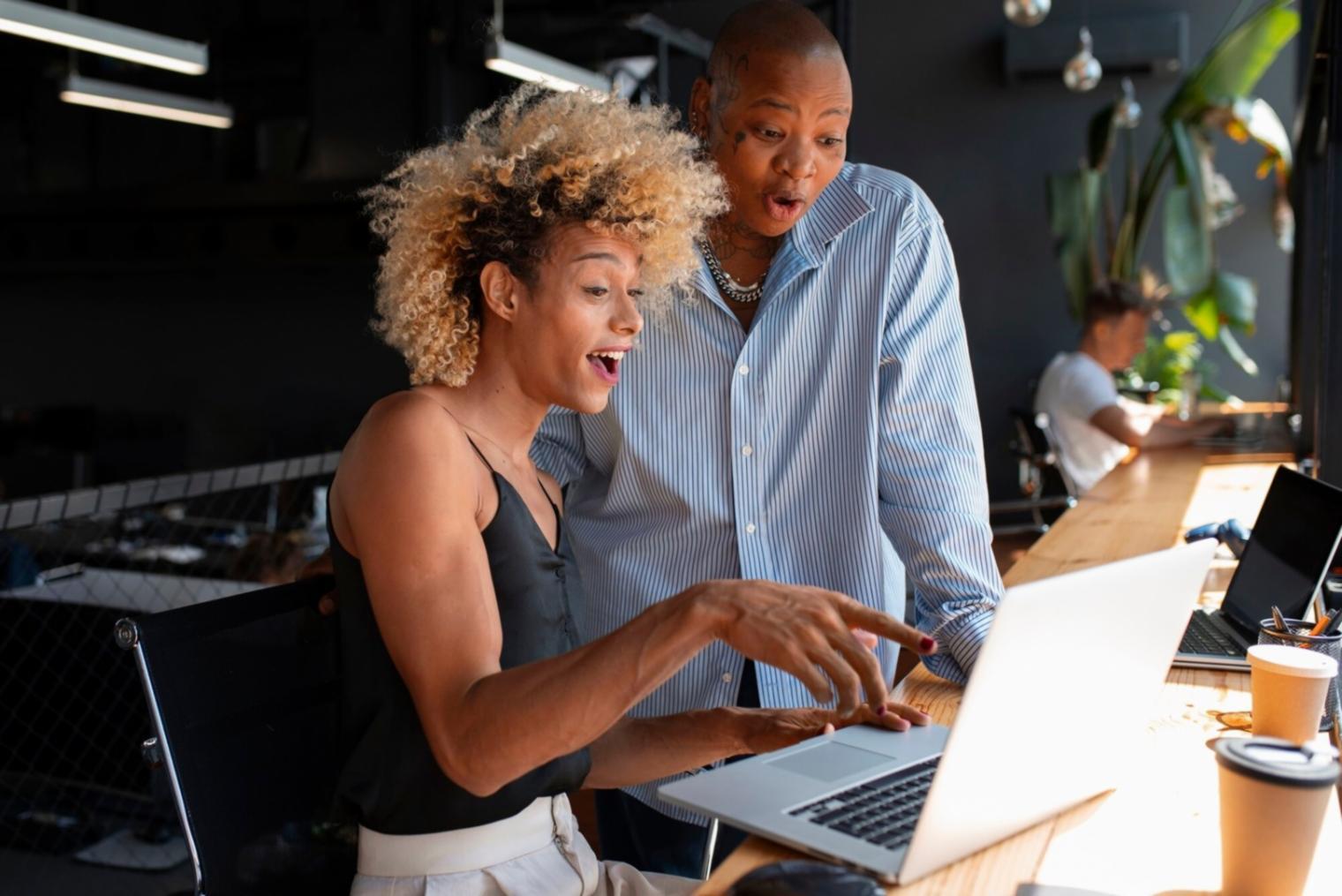 Famille planifiant ensemble ses objectifs financiers