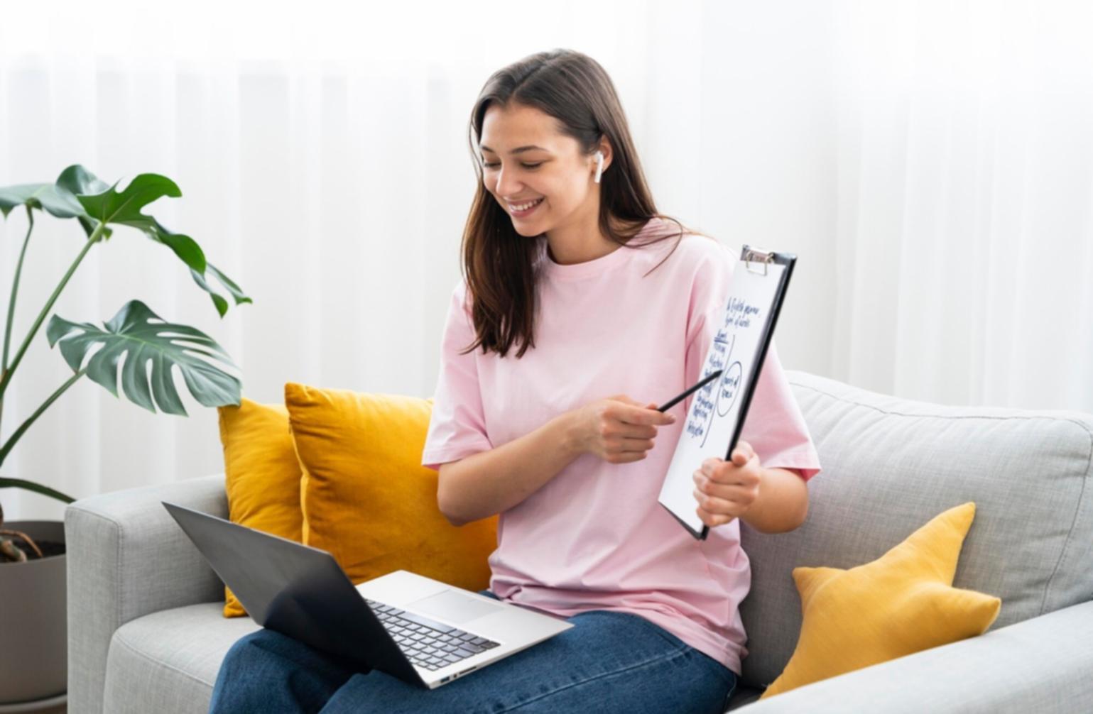 Espace de travail avec documents budgétaires et ordinateur portable