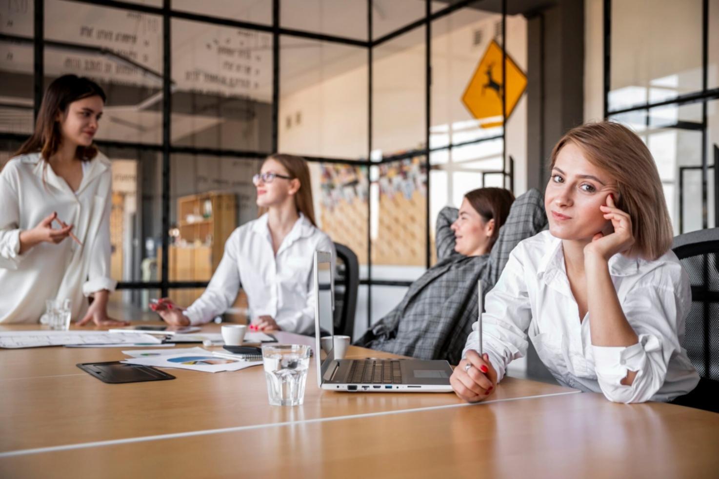 Personne utilisant des outils de gestion budgétaire sur ordinateur