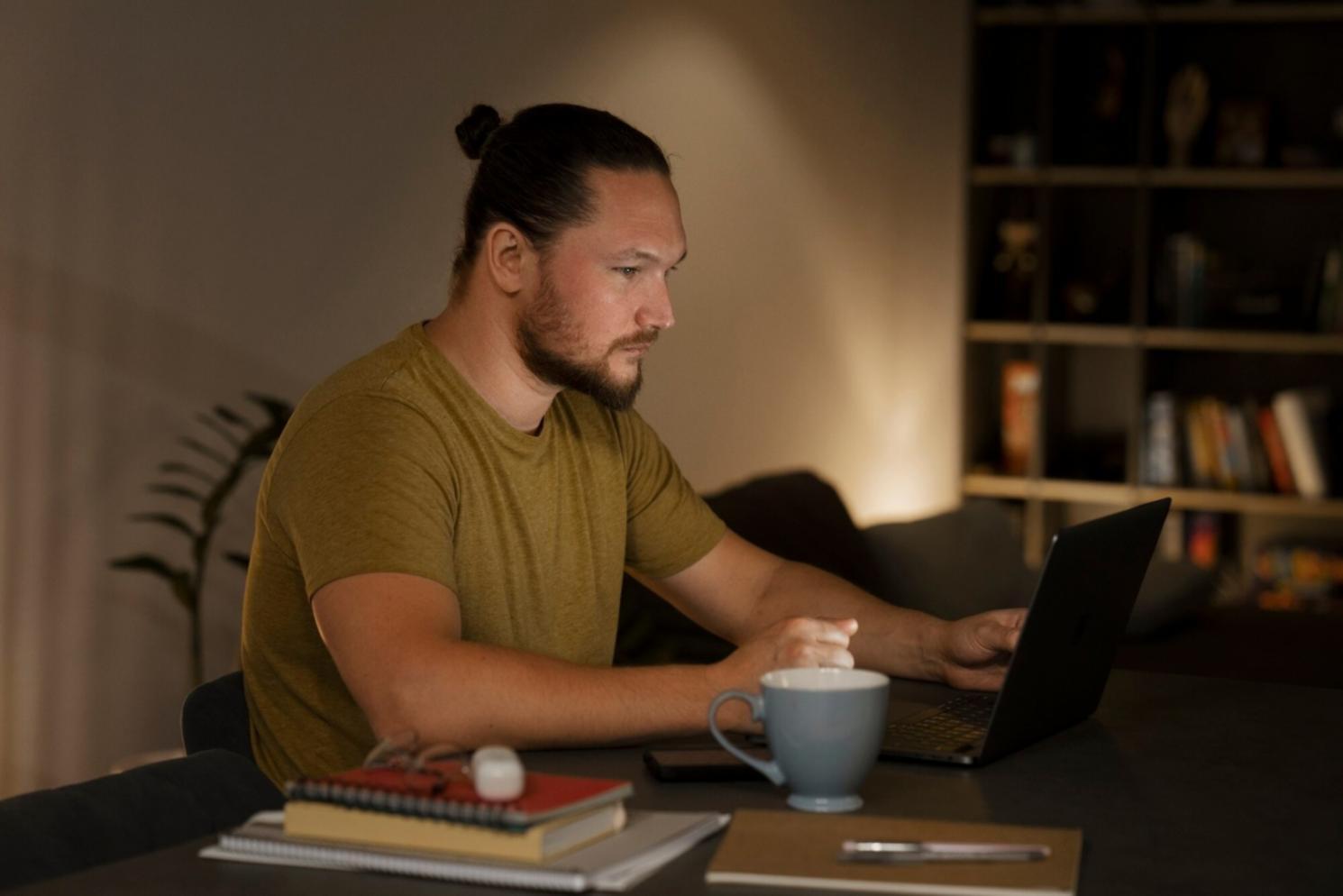 Session de formation en gestion budgétaire avec documents et calculatrice